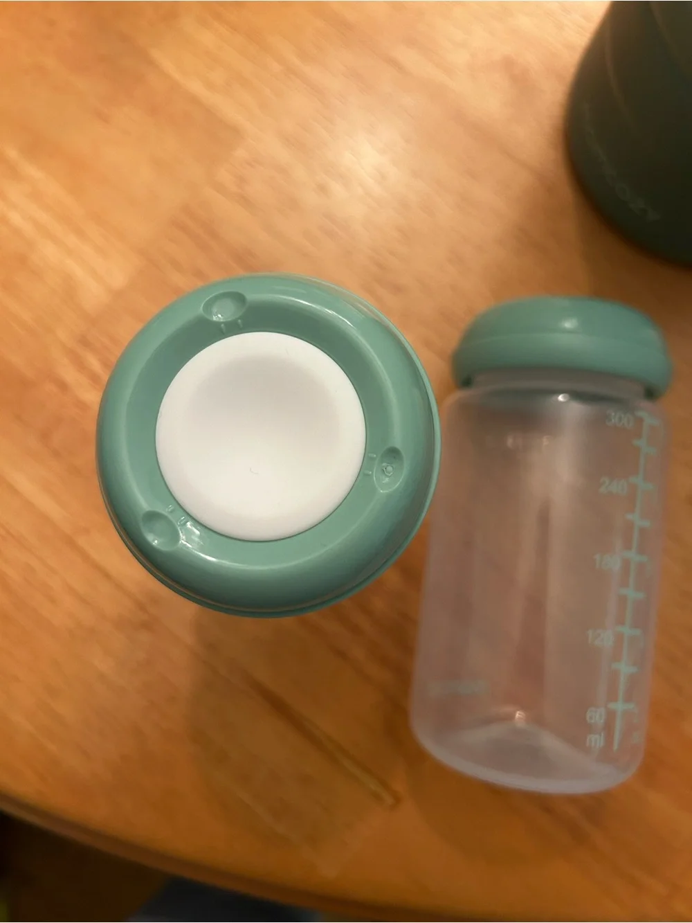 Green Momcozy Breast Milk Cooler - Insulated Storage Bottle - Picture 7 of 8
